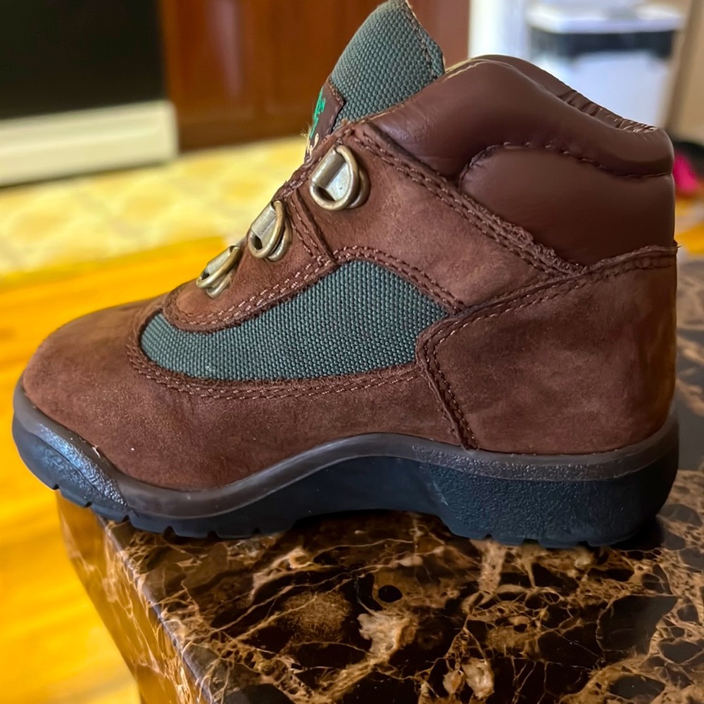 Estoy vendiendo estos timberland de color café y verde size 8.5 uno size